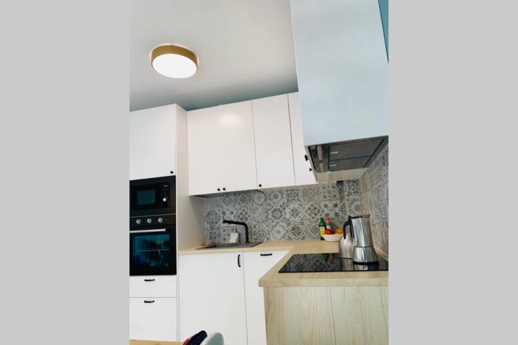 Uroczy Apartament Z Basenem I Kortem Tenisowym โปเบียโรโว ภายนอก รูปภาพ