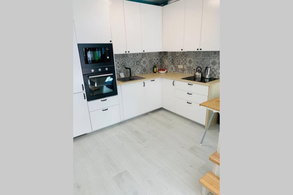 Uroczy Apartament Z Basenem I Kortem Tenisowym โปเบียโรโว ภายนอก รูปภาพ