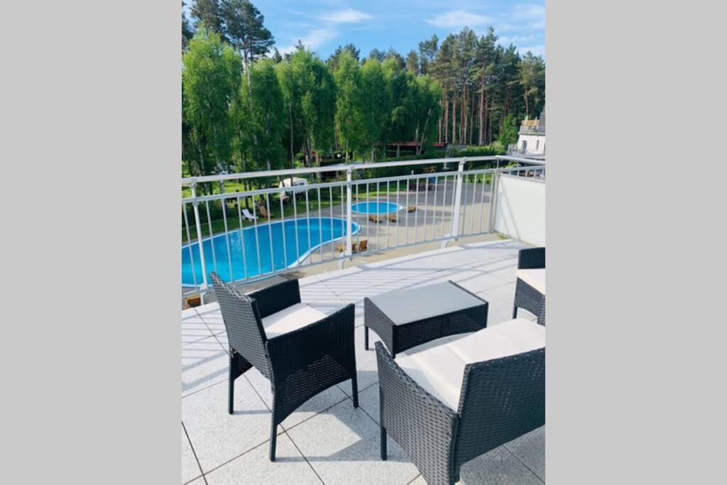 Uroczy Apartament Z Basenem I Kortem Tenisowym โปเบียโรโว ภายนอก รูปภาพ