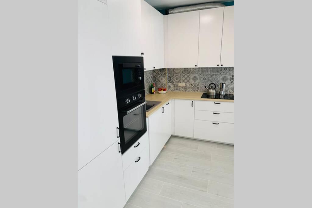 Uroczy Apartament Z Basenem I Kortem Tenisowym โปเบียโรโว ภายนอก รูปภาพ