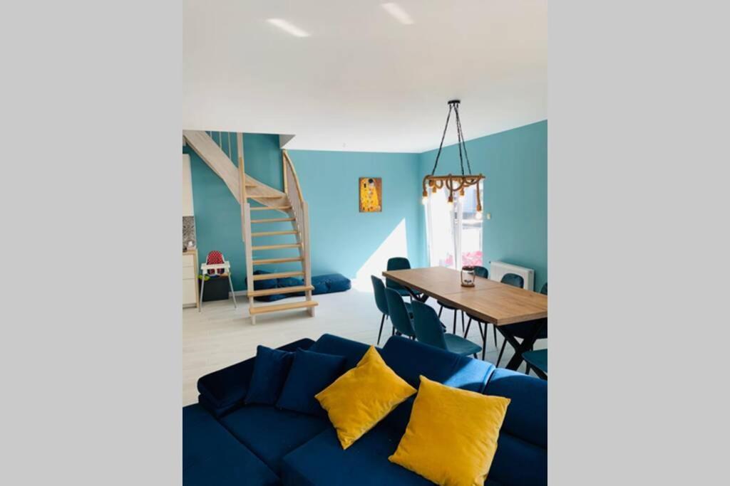 Uroczy Apartament Z Basenem I Kortem Tenisowym โปเบียโรโว ภายนอก รูปภาพ